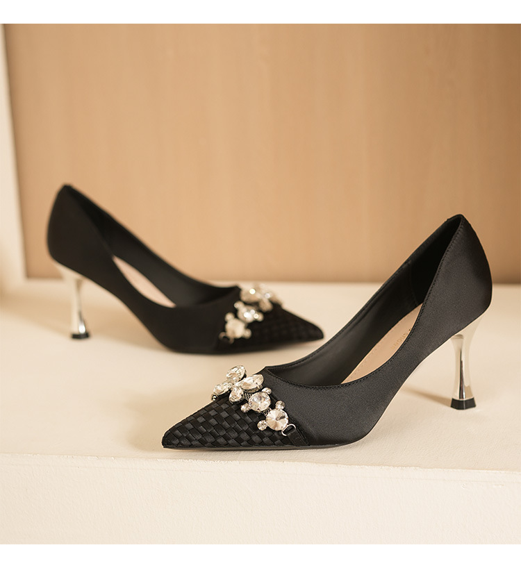 7666-5 Escarpins ultra hauts à motif écossais en cristal de style coréen, décolletés sur les côtés, ornés de perles et de métal._voghion.com