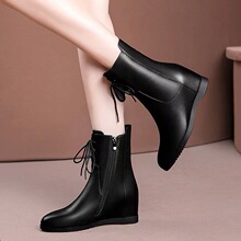 时尚百搭坡跟短靴女2025新款秋冬款内增高显瘦圆头马丁靴妈妈皮靴