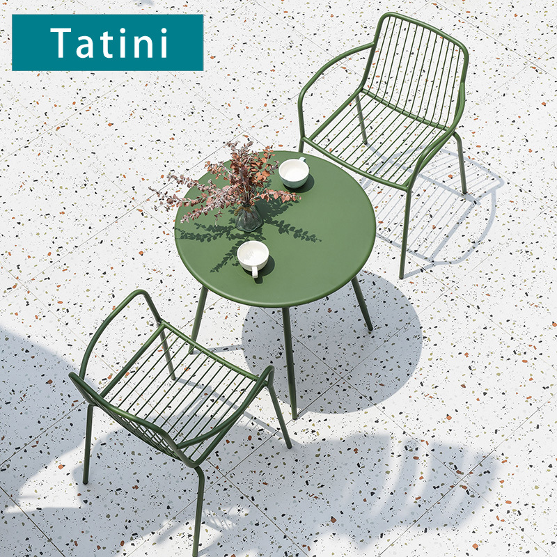 Mesa y silla al aire libre simple Villa patio jardín tienda de té de leche resistente al óxido impermeable mesa y silla de cocina relacional combinación de tres piezas