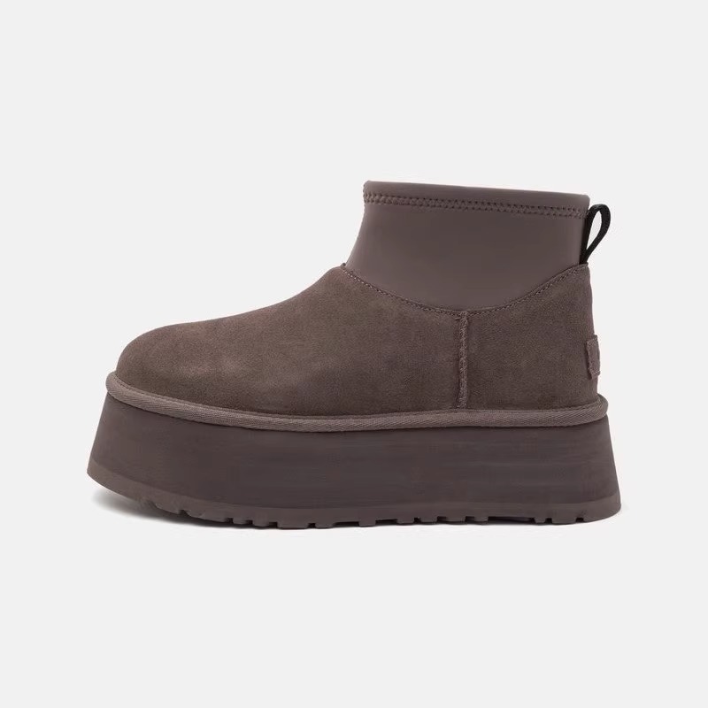 Estrellas con el mismo invierno de 2024 nuevo tipo de botas de fondo grueso de altura mini mini pieles de tubo corto una botas de nieve mujeres