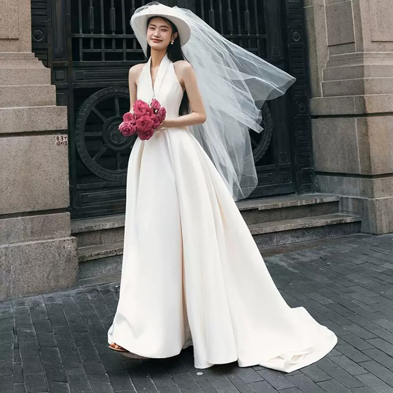 新娘简约轻婚纱2025新款挂脖主纱缎面拖尾法式出门纱气质名媛礼服