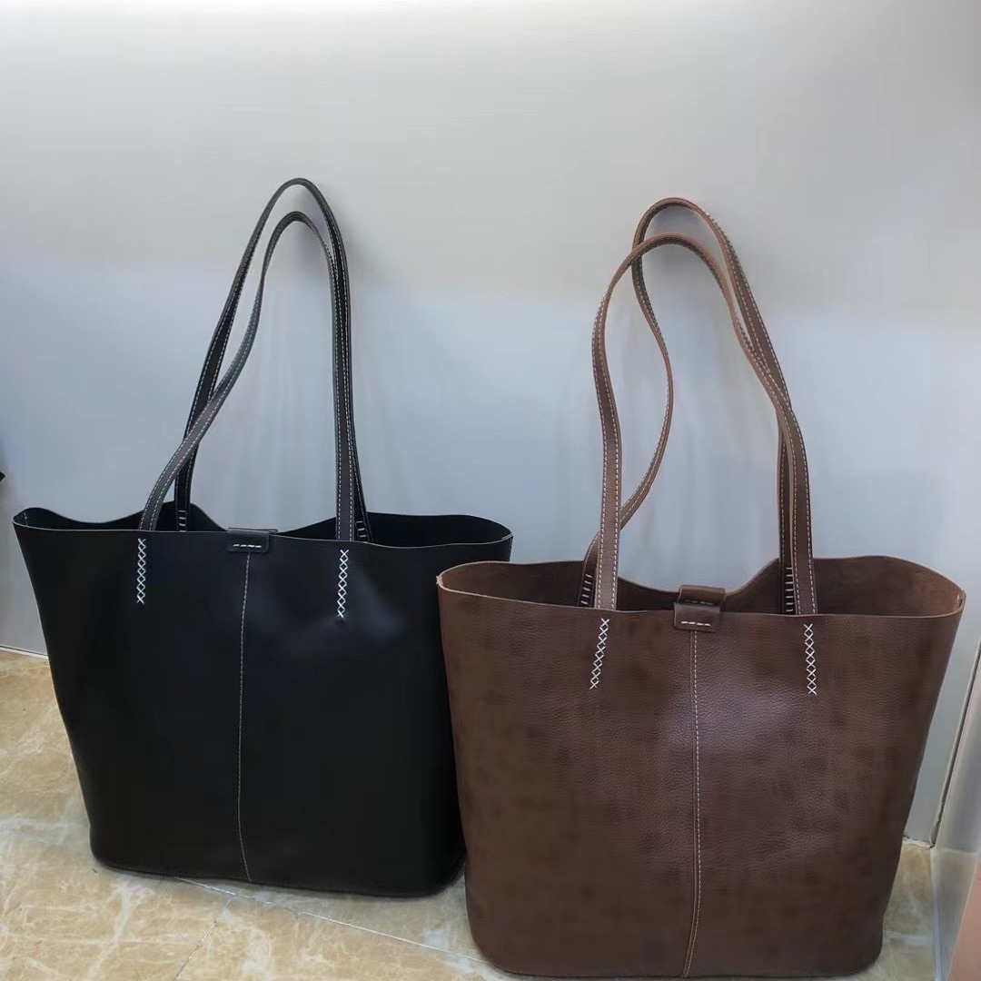 El nuevo tote de cuero de gran capacidad es retro y yangqi para viajar en todas las axilas, un bolso de hombro simple y portátil.