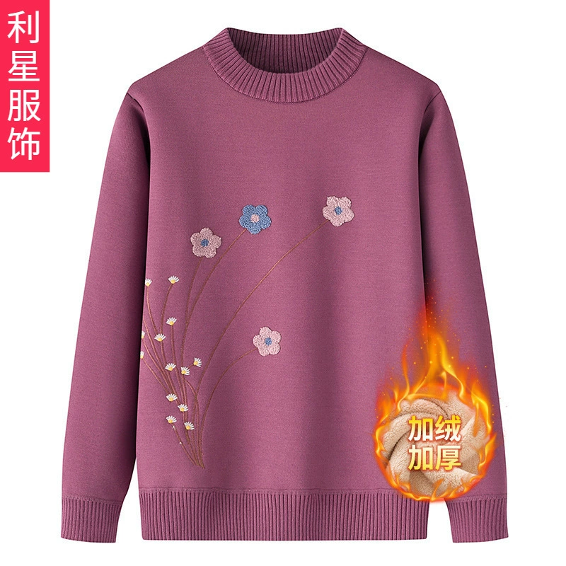 Мама одевается в зимнее платье с половинным воротом и плюшевым толстым свитером