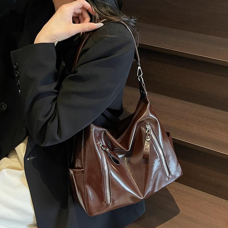 Bolsos de gran capacidad para mujer 2025 nuevo bolso de súper fuego de comercio exterior Bolso de axila de un solo hombro de varios bolsillos