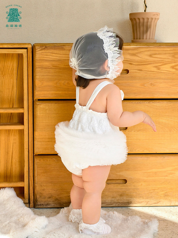夏型の赤ちゃんのお尻の服は満1歳の薄いタイプのワンピースの服です。|undefined