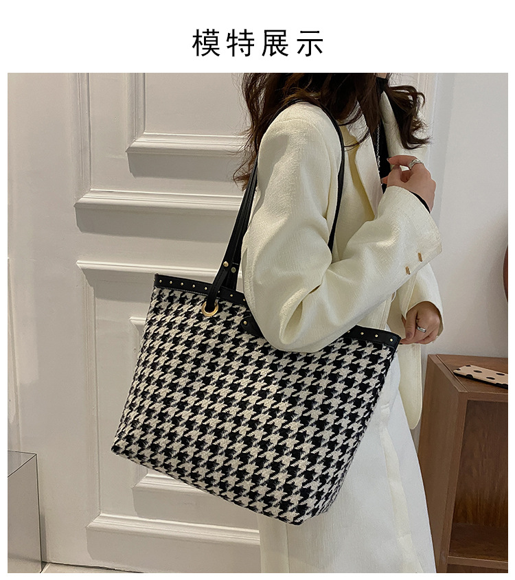 Fashion Large-capacity 2021 New Fashion Niche Shoulder Bag Autumn And Winter Commuter Bag display picture 7