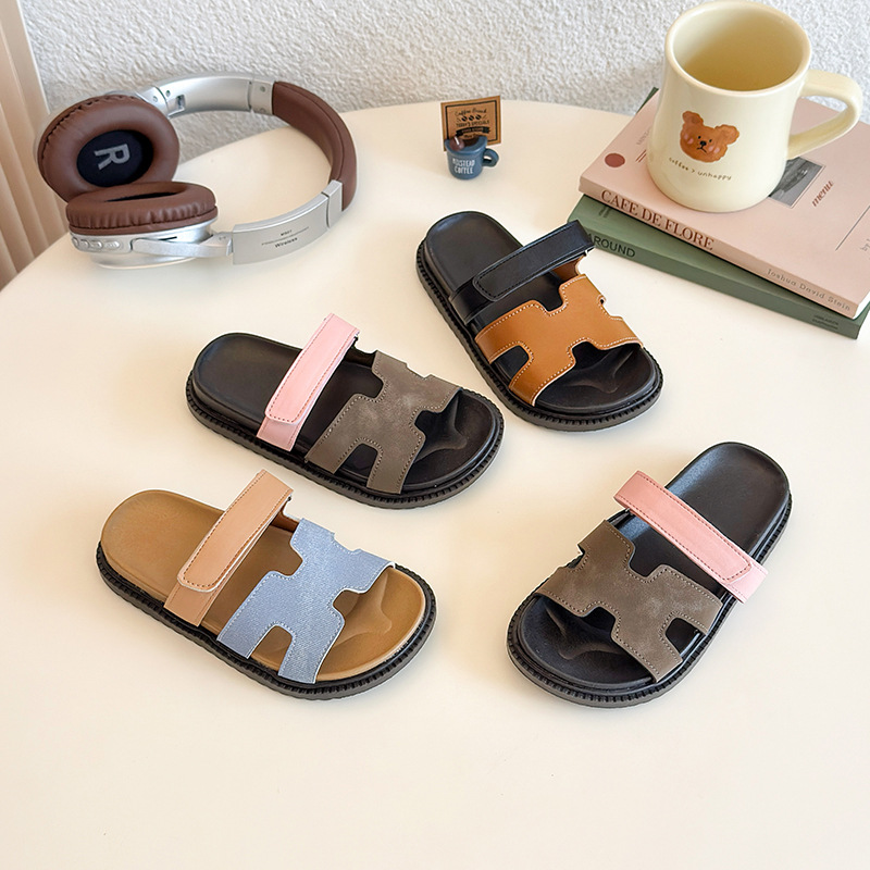 Korean Style Children's Summer Slippers for Outdoor Wear, 2026 New Model, Fashionable Soft-Soled Lightweight Slide Sandals for Girls