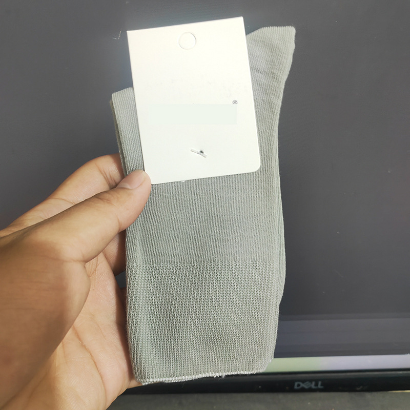 Primavera y verano calcetines de algodón peinados delgados calcetines de confinamiento sin hueso anti-pilling calcetines de moda casual transpirable de color sólido calcetines de pila al por mayor