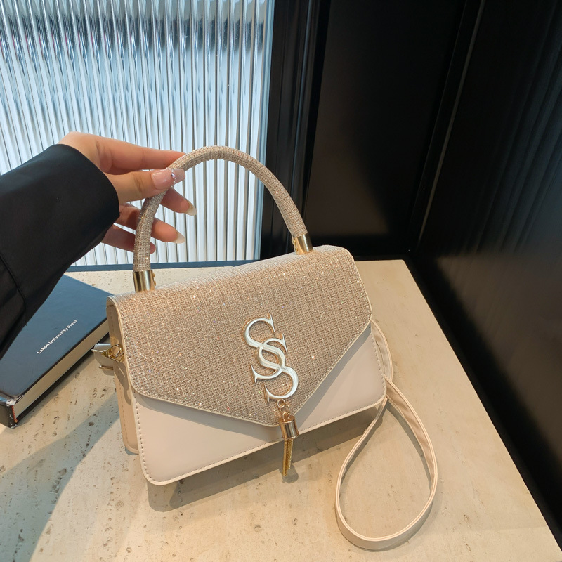 Bolsos de textura, la nueva moda de este año, la cadena de borlas de letras, el pequeño bolso cuadrado, la moda de las mujeres, el bandolera de un solo hombro