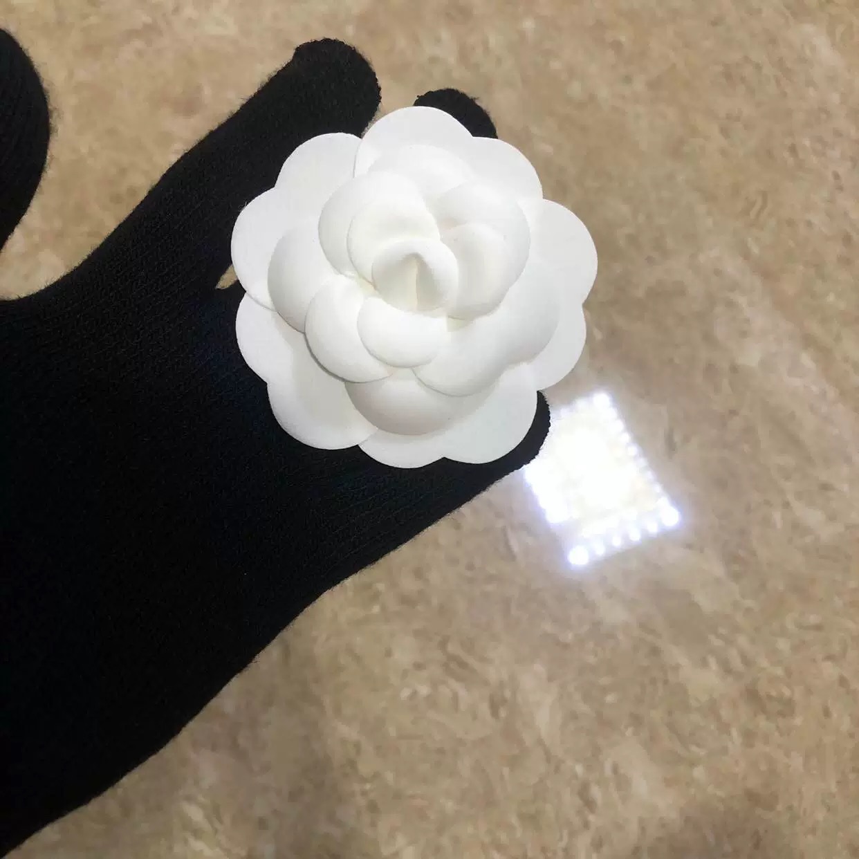 전체 7.2CM 흰 꽃 작은 향기로운 스타일 동백 꽃 보석 스티커 포장 가방 CORSAGE 머리 클립 꽃 바닥 플러스 더블 브로커 버클