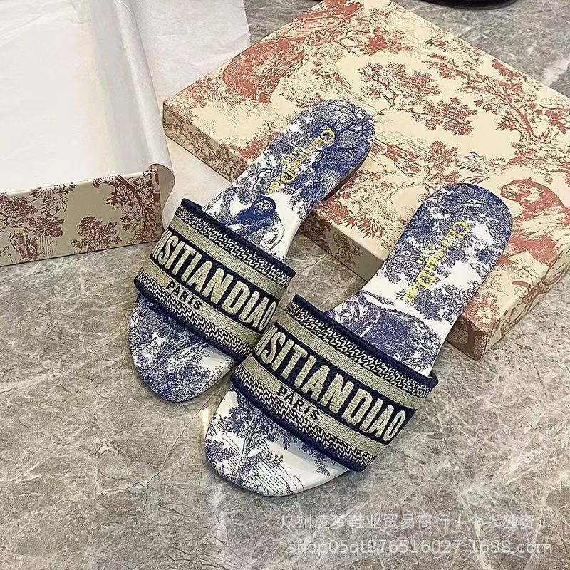 Zapatillas bordadas de marca D para mujer, ropa de verano al aire libre, sandalias deslizantes con correa de playa de cuero genuino informales de tacón grueso plano de moda para mujer.