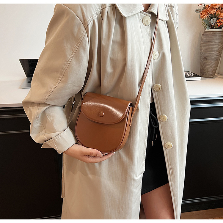 Single shoulder solid color, simple and versatile, casual crossbody mobile commuting mini box, saddle bag, women's bag_voghion.com