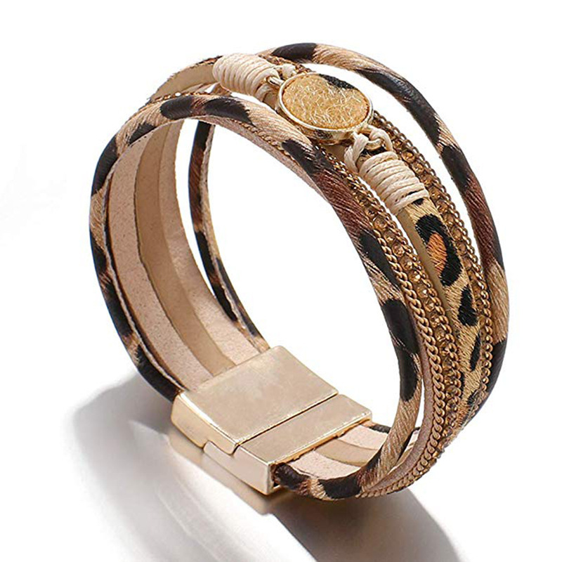 Pulsera con estampado de leopardo y cierre magnético de moda_voghion.com