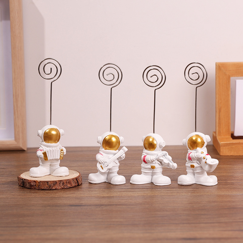Creative three-dimensional mini astronaut spaceman business card holder desktop photo holder desktop small ornaments resin crafts