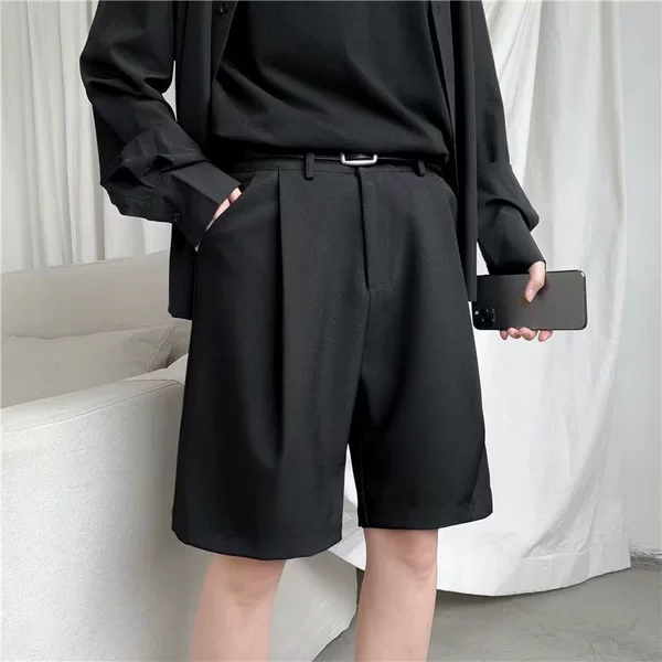 Black five -point trousers