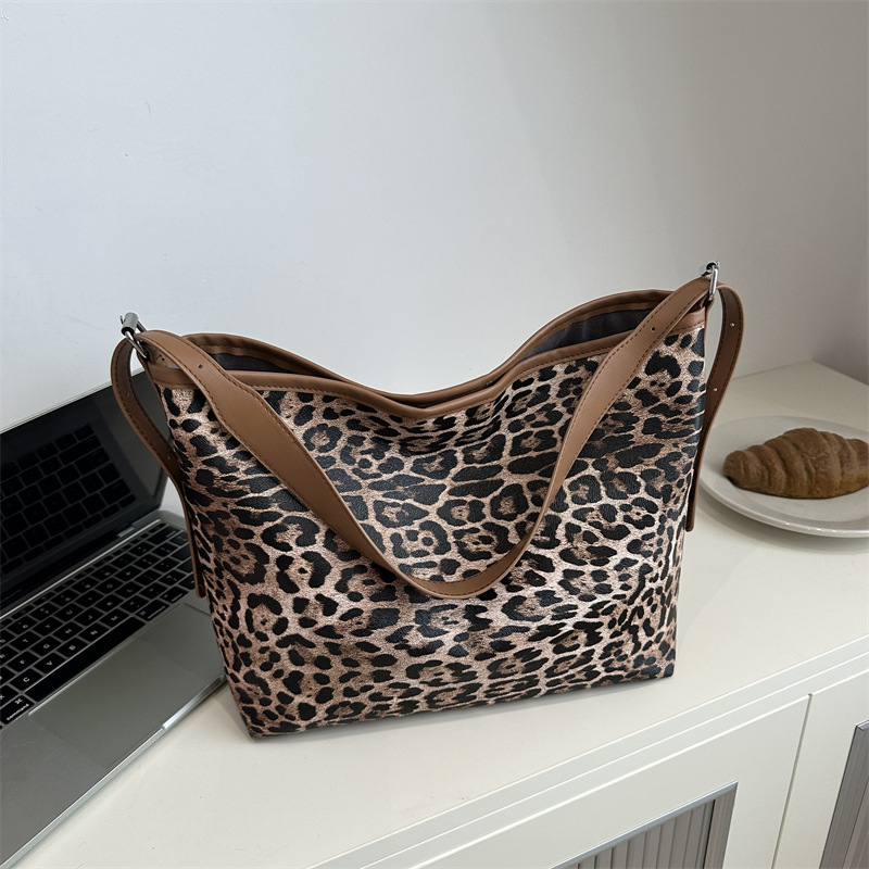 Bolso de moda de gran capacidad 2024, nuevo estilo coreano leopardo mochila retro ocio viaje bolsa de hombro