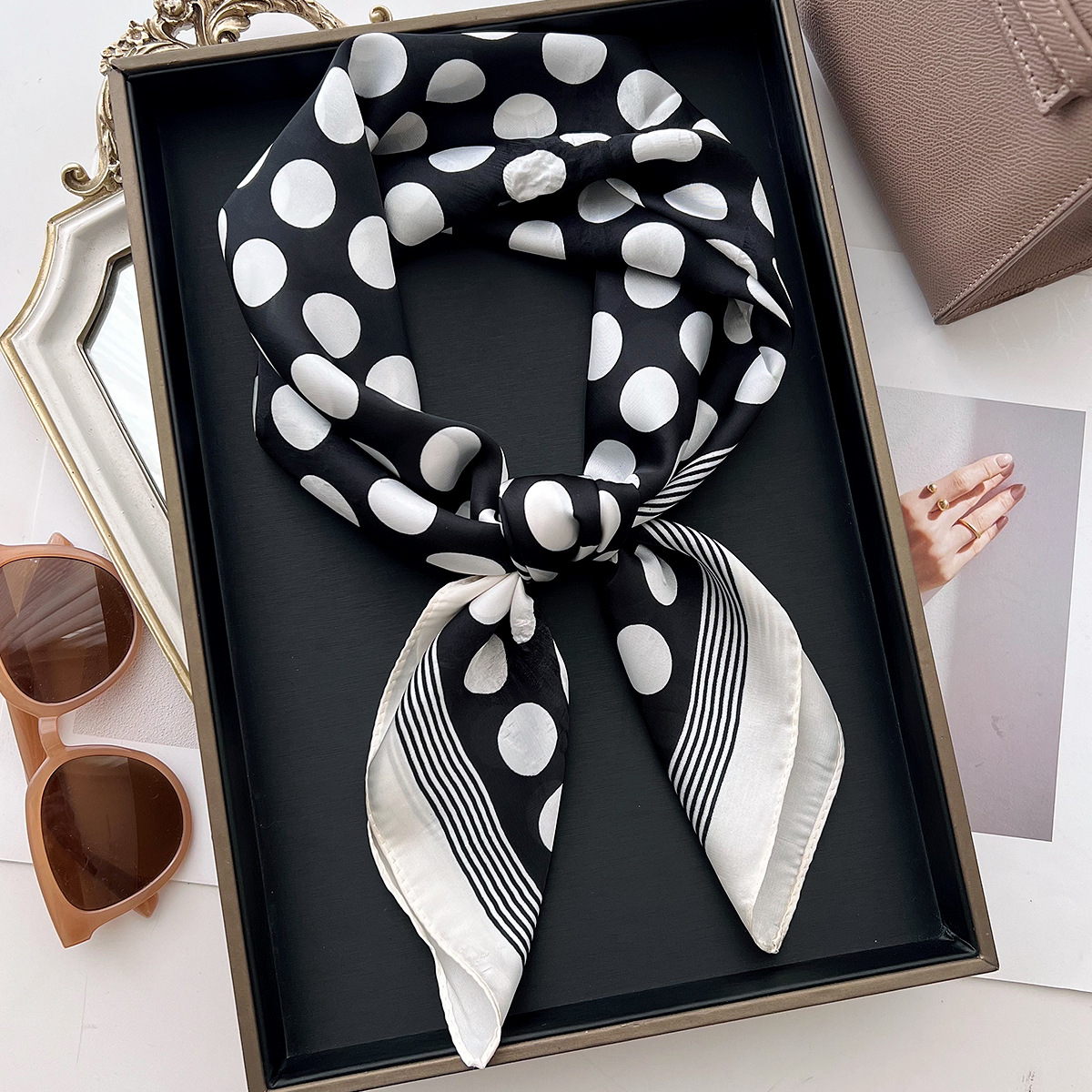 F1-H10A60683-1 # 흑백 점