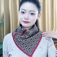 首を囲む秋の冬の保護の前の千鳥の格の首のカバーの百合の白いメリヤスの小さいマフラーは保温の防風の三角タオルに乗ります。