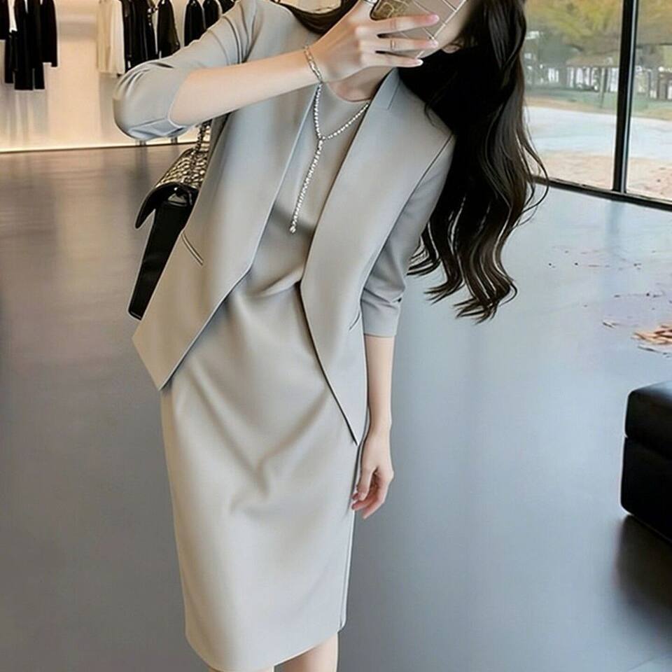 Bộ vest nữ cao cấp gồm áo vest và đầm liền thân hai mảnh, tay lửng, cổ vest, váy midi dáng đứng — Màu xám nhạt chi tiết 12