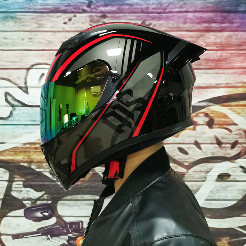 컬러 거울과 꼬리 지느러미가 있는 빨간색 몽유병