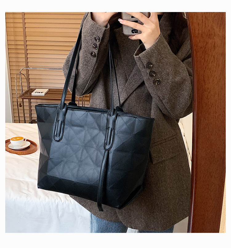 Large Bag Female Autumn And Winter Shoulder Female Bag Solid Color Rhombus Hand Bag display picture 11