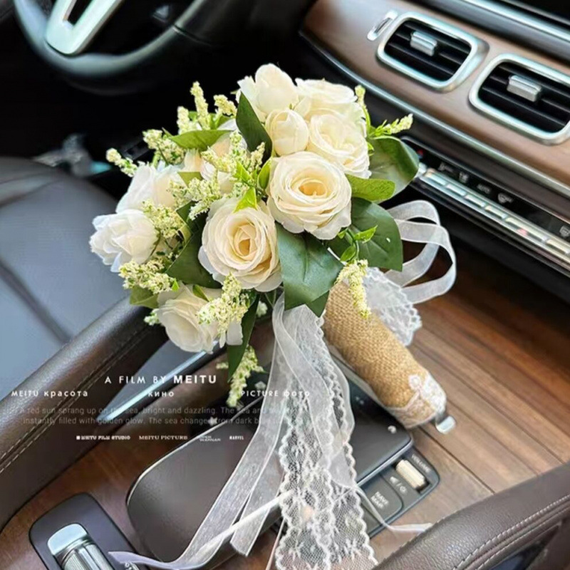 手に花を持つ新婦の韓国式結婚式の領収書のシミュレーションの花束の森系のウェディングドレスの撮影の道具の手に花をささげます。|undefined