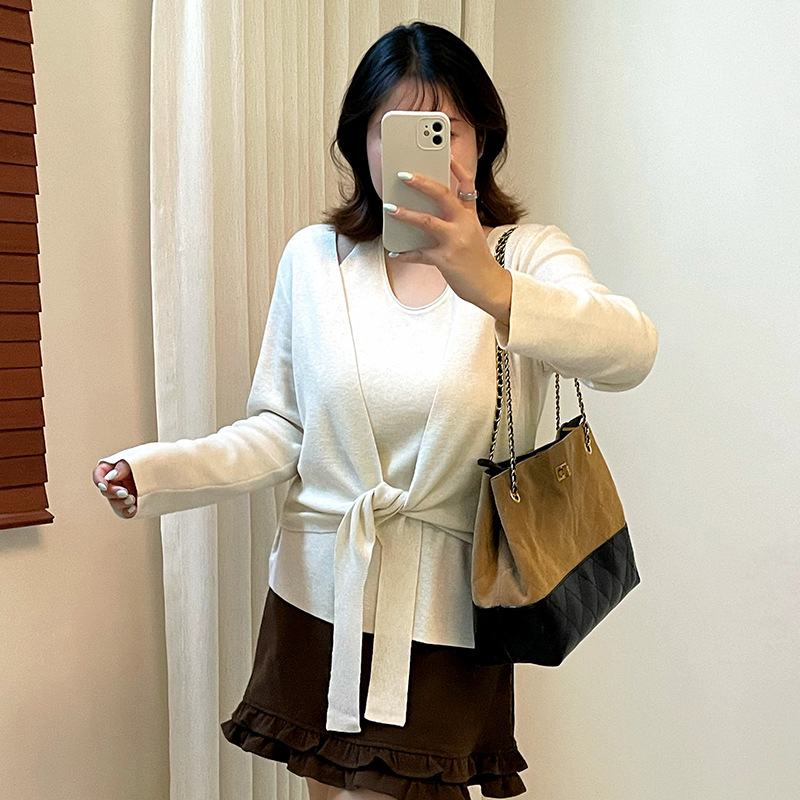 Plus-size faux two-piece knitted top with tie detail for women, 2026 winter collection, designed to cinch the waist and create a slimming effect, suitable for layering. 25267