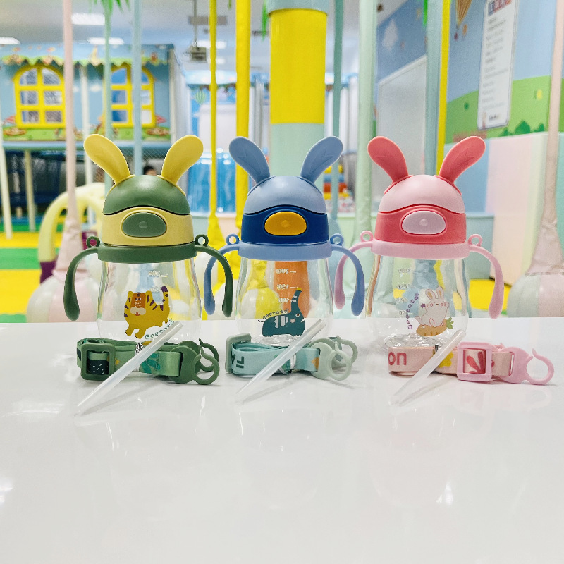 Taza de plástico para niños correa de Asa giratoria de doble uso taza de bebida para niños Linda paja de plástico Copa de fábrica