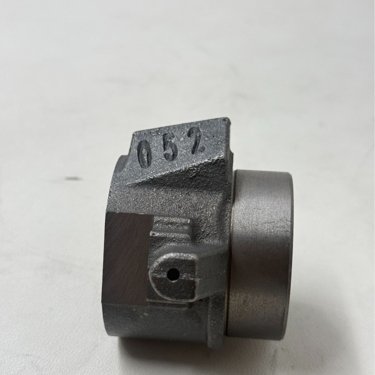 Separation bearings are suitable for agricultural machinery and are available in stock. Clutch bearing model 1-31321052-2 is used for automobile clutches