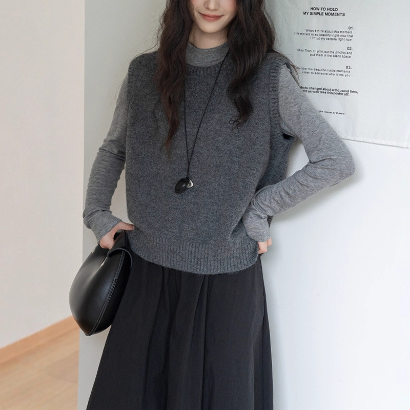 Mozao Gray Layered Knitted Vest for Women 2025 Autumn and Winter New Style Loose Fit Slimming Inner and Outer Wear Vest Mozao Gray Layered Knitted Vest for Women 2025 Autumn and Winter New Style Loose Fit Slimming Inner and Outer Wear Vest