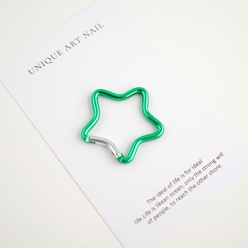 バックパックにフックを掛けて登山ボタンを掛けます。