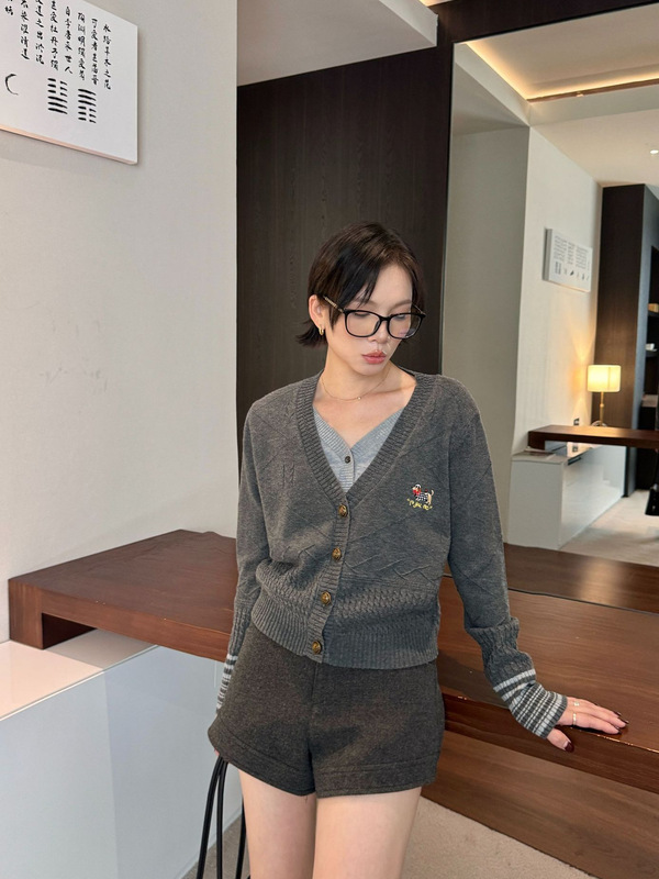 初禾 2025秋季复古V领拼接双排扣假两件针织开衫女时髦修身上衣|undefined