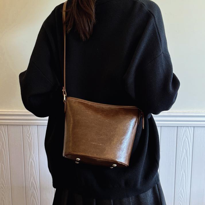 Bolsos de mano retro de alta textura para mujeres 2025, nuevos bolsos de hombro de moda simples, bolsos de cubo de transporte universal