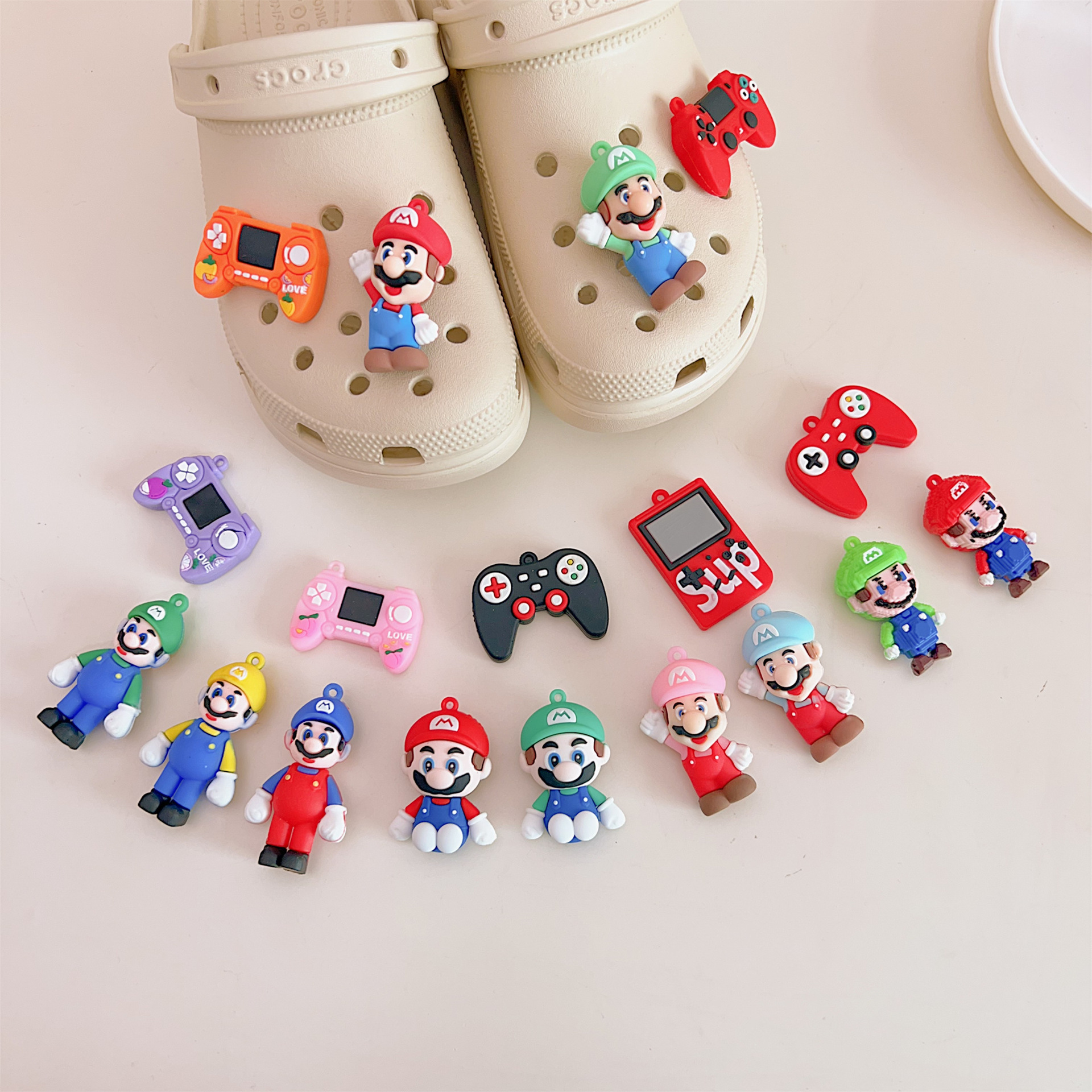 Hole Hole Accessories Diy Accessories Super Mario Simulator Juego Manos de juego Zapatillas Sandalias Botones Decorativos