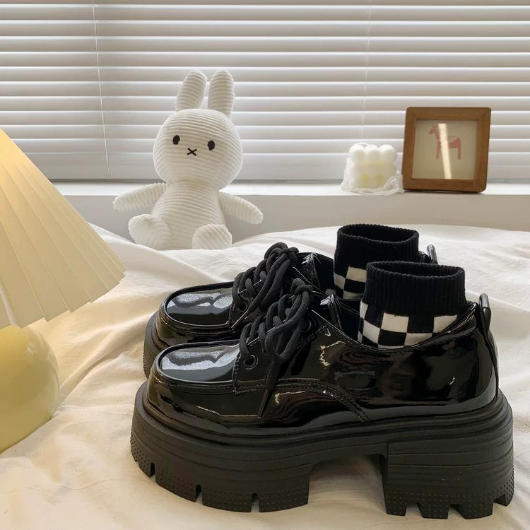 Маленькие кожаные туфли в британском стиле, лоферы на толстой подошве, увеличивающие рост, для женщин, весна 2025, новые лакированные кожаные туфли на высоком каблуке, на толстом каблуке, на шнуровке