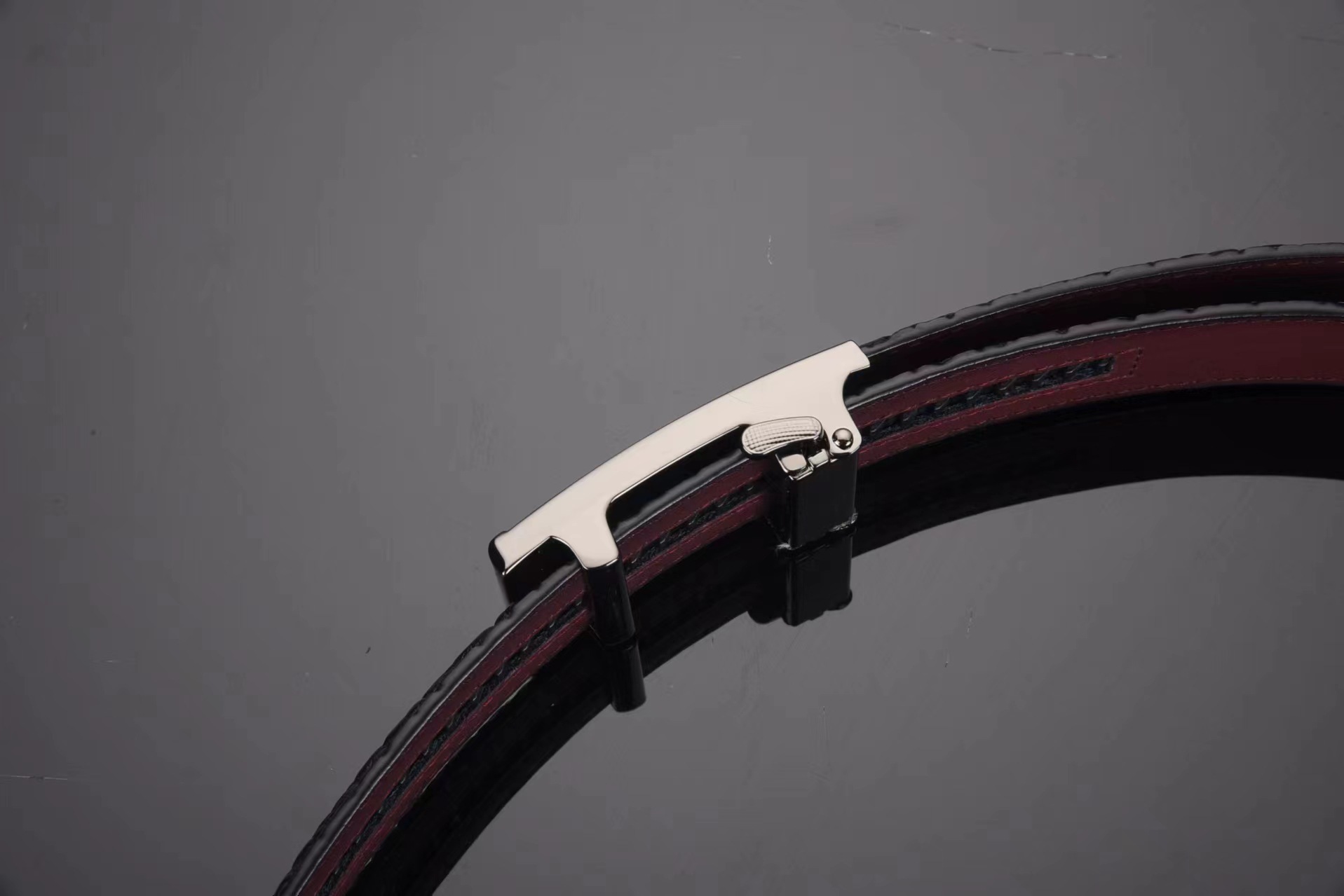 Neuer Herrenledergürtel Bizonleder echtes Leder automatische Schnalle Gürtel Legierungsschnalle Geschäft komfortabel autoritär Mode formale Kleidung