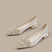 法式时尚宴会方跟尖头单鞋2025新款低跟秀禾水钻珍珠浅口婚鞋