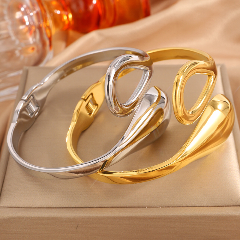 Brazalete de acero de titanio de diseño simple y exquisito abertura hueco abraza brazalete de oro de 18k elástico joyas de brazalete cruzada