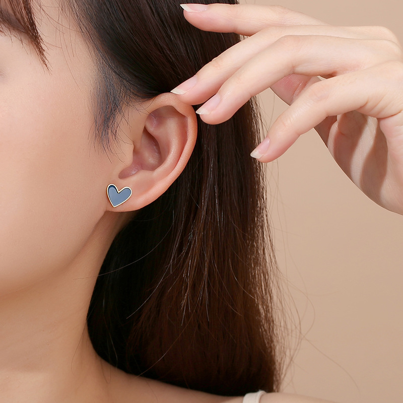 Estilo coreano negro en forma de corazón mini pendientes de plata esterlina de las mujeres 925 pendientes al por mayor encantadora pequeña oreja piercing sueño libre pick-up