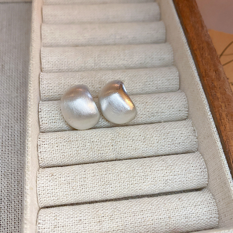 Pendientes de estilo frío de nicho europeo y americano de moda pendientes de diseño personalizado para mujer Pendientes de metal de aguja de plata estilo cepillado en forma de C