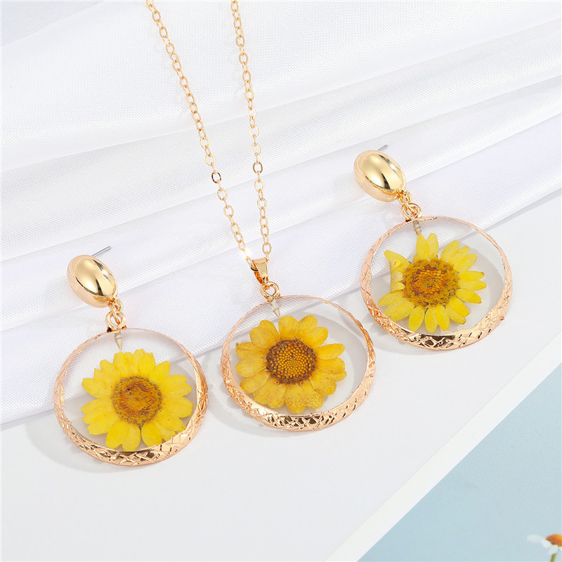 Europäischer Und Amerikanischer Grenz Überschreiten Der Schmuck Kreatives Harz Runde Trocken Blume Gänseblümchen Halskette Ohrringe Sonnenblume Sonnenblume Ohrringe Schmuck display picture 1