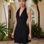 挂脖深 V 亮片收腰短裙，无袖露背辣妹风黑色派对裙