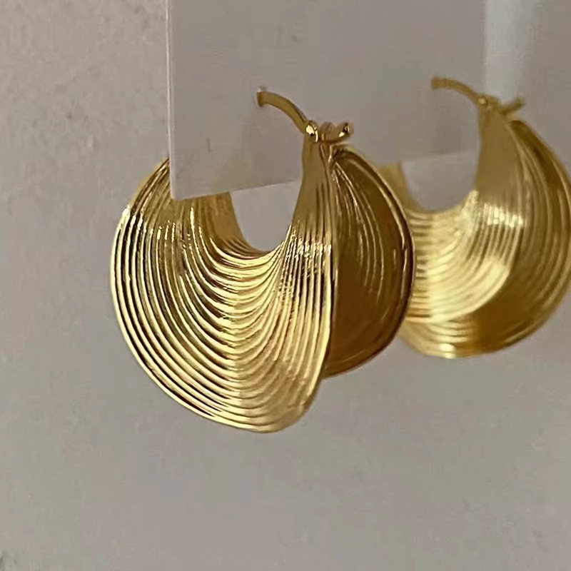 El estilo francés de metal retrógrado de alta sensación de nicho de diseño simple personalidad exquisita refrescante pendientes joyas de moda