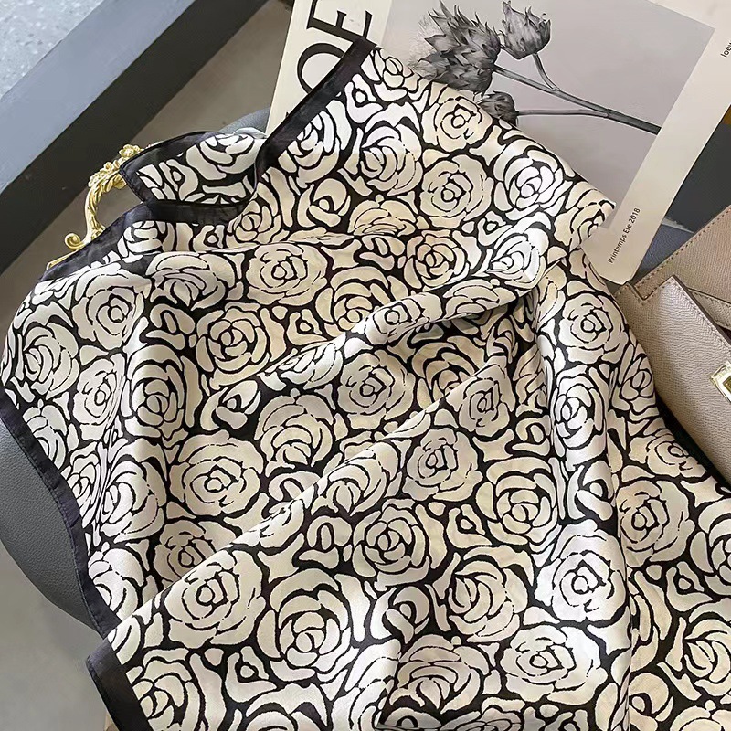 Accesorio de pañuelo cuadrado pequeño de 70 cm, versátil para primavera y otoño, con diseño de camelias en blanco y negro, pañuelo para el cuello para mujer, pañuelo de seda estampado al por mayor.