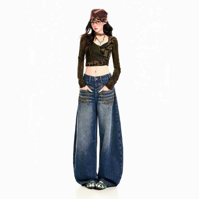 Low-waist, curved-leg jeans for women, featuring pocket embroidery, a loose and slimming fit, wide-leg design, and a floor-length style, perfect for autumn 2026, and versatile for various outfits Low-waist, curved-leg jeans for women, featuring pocket embroidery, a loose and slimming fit, wide-leg design, and a floor-length style, perfect for autumn 2026, and versatile for various outfits
