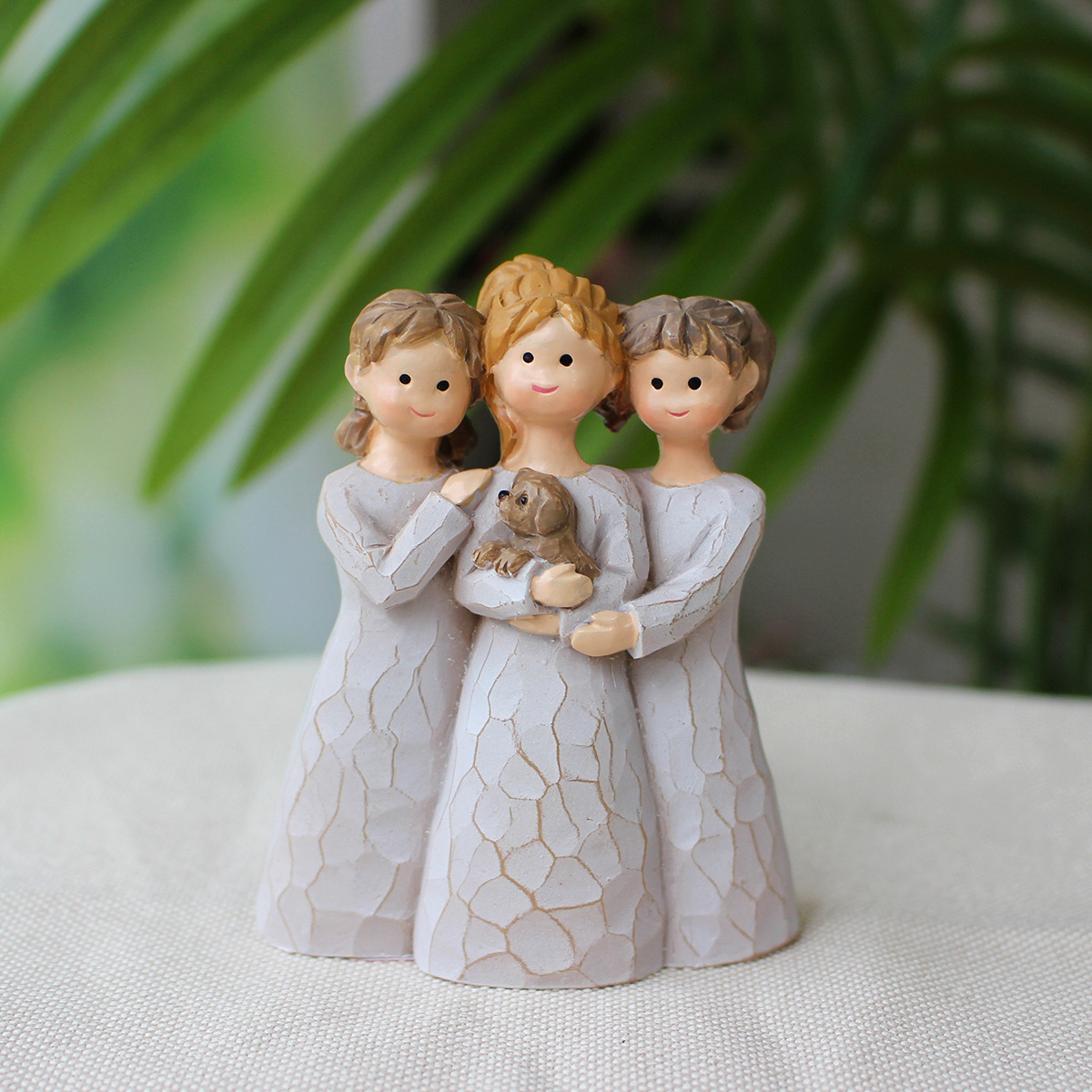  New Products Three Girls Statue Gift Mother and Daughter Embrace Resin Crafts Statue  