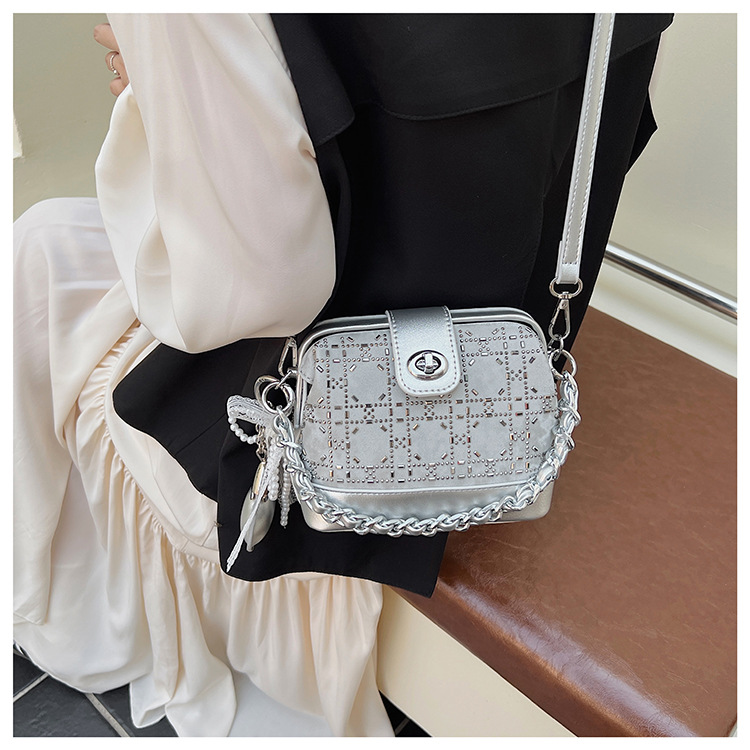 Summer bag: Women's hot diamond lock chain hand-held bucket bag 2025 New style denim blue single-shoulder fashionable crossbody bag undefined