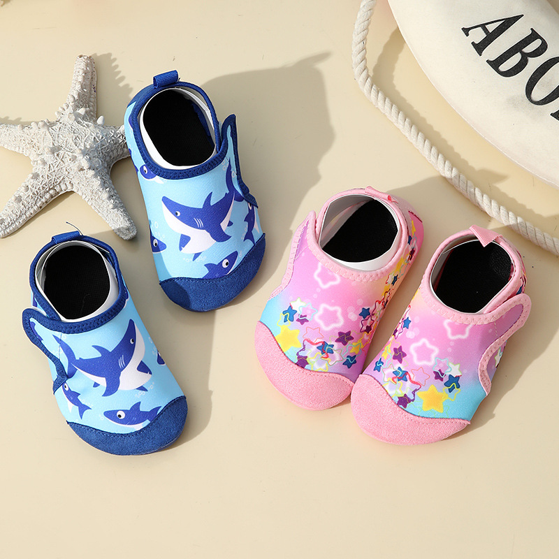 Children's beach shoes, non-slip and cut-resistant, boys' and girls' river tracing shoes, breathable and quick-drying water shoes, baby swimming shoes for beachcombing.