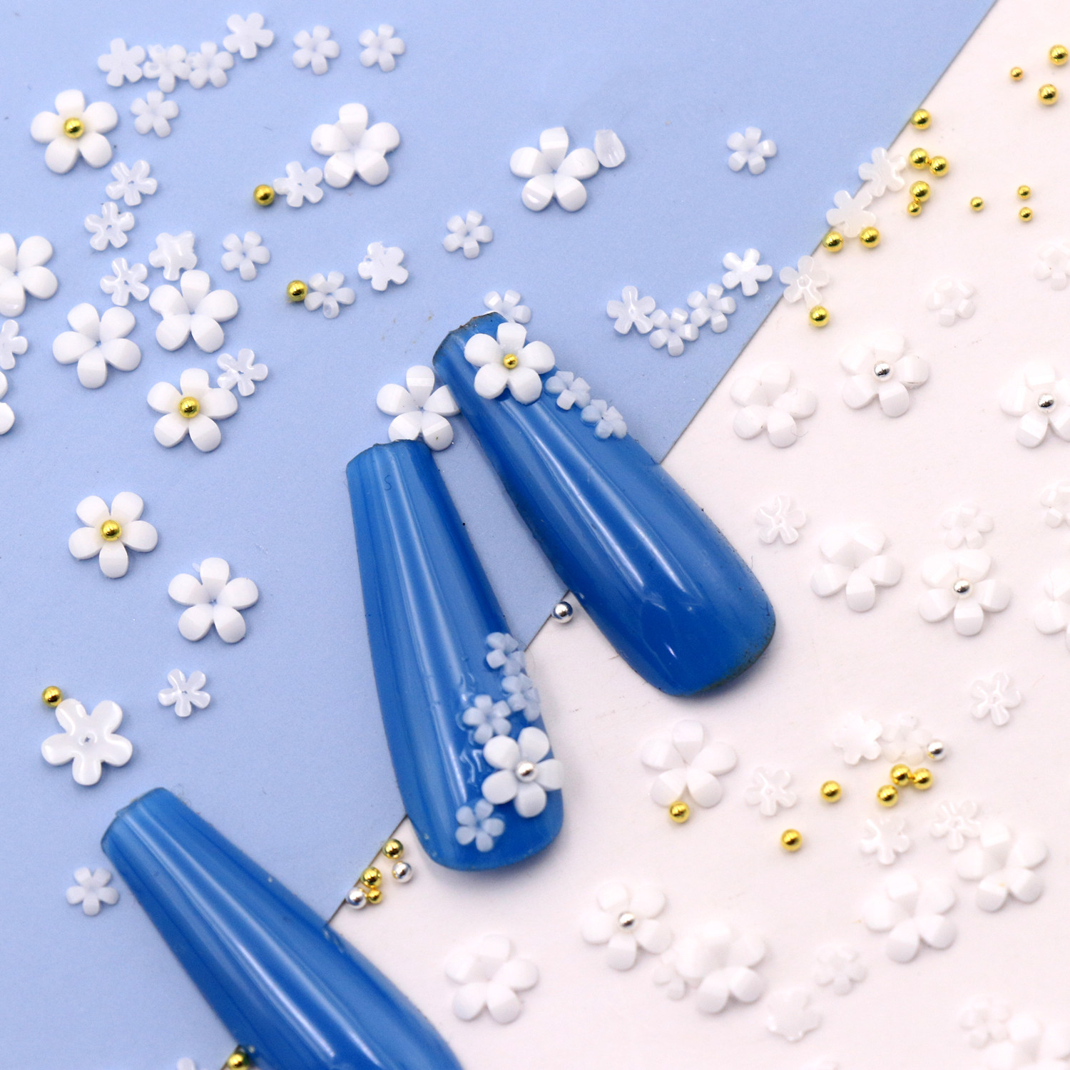 Blanco flor pequeña joyería de uñas de resina tridimensional de cinco pétalos tamaño de la flor mezclada con oro y plata cuentas de acero