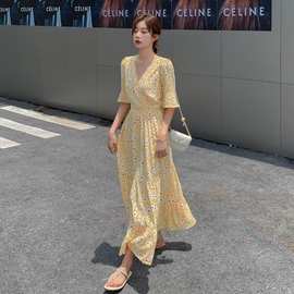淡黄色印花小雏菊连衣裙女夏跨境新款洋装V领收腰碎花喇叭袖长裙